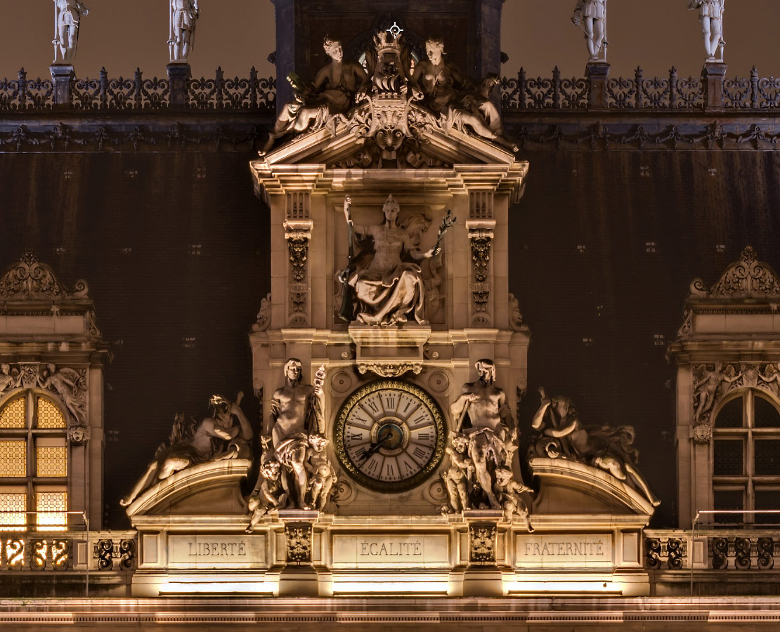 Détails sur le fronton et l'horloge de l'Hôtel de Ville de Paris