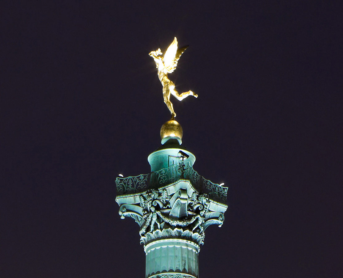 Le Génie de la Liberté de la colonne de Juillet sur la place de la Bastille au crépuscule, Paris