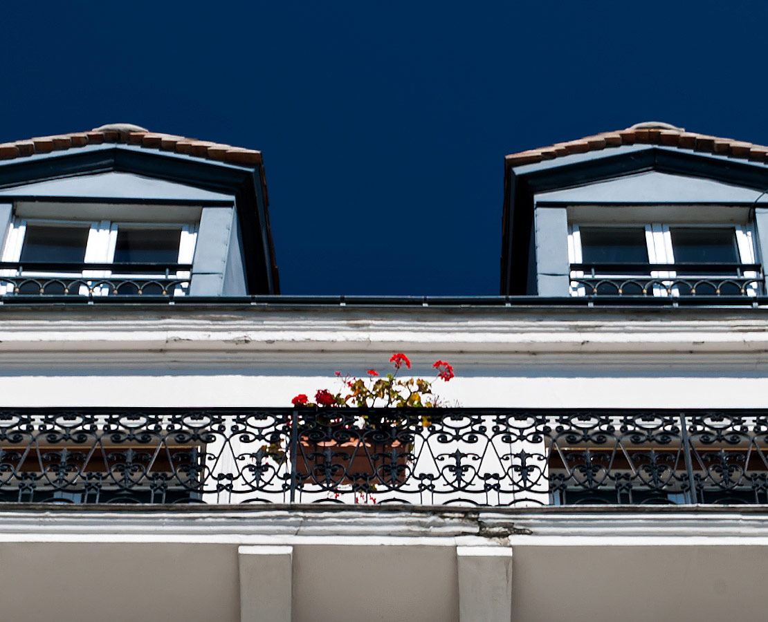 Géranium sur un balcon du quai d'Orléans sur lîle Saint-Louis à Paris