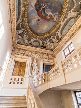 Grand escalier et plafond de l'Hôtel de Lauzun à Paris