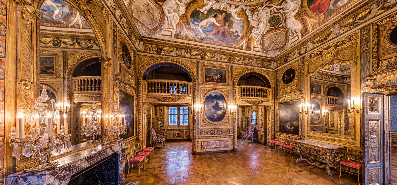 Le salon de musique de l'Hôtel de Lauzun à Paris.