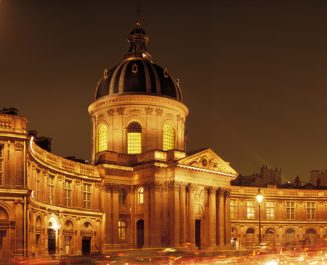 Institut de France et le dôme qui abrite sa coupole depuis le quai de Conti