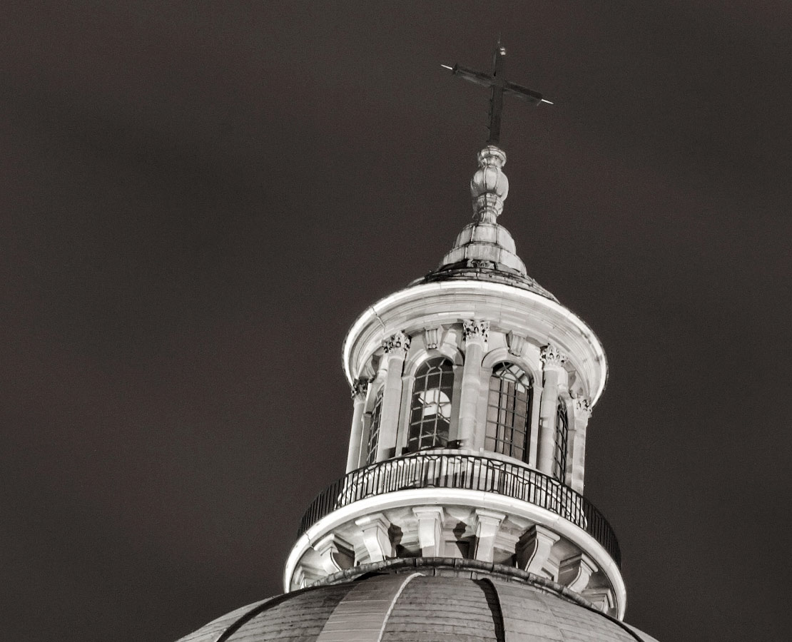 Lanterneau et croix au sommet du dôme du Panthéon de Paris