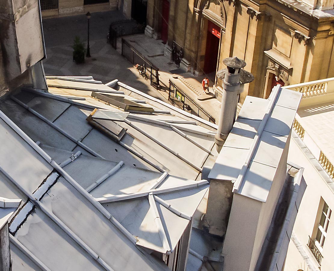 Les toits de Paris en zinc sur la place des Petits-Pères, Paris