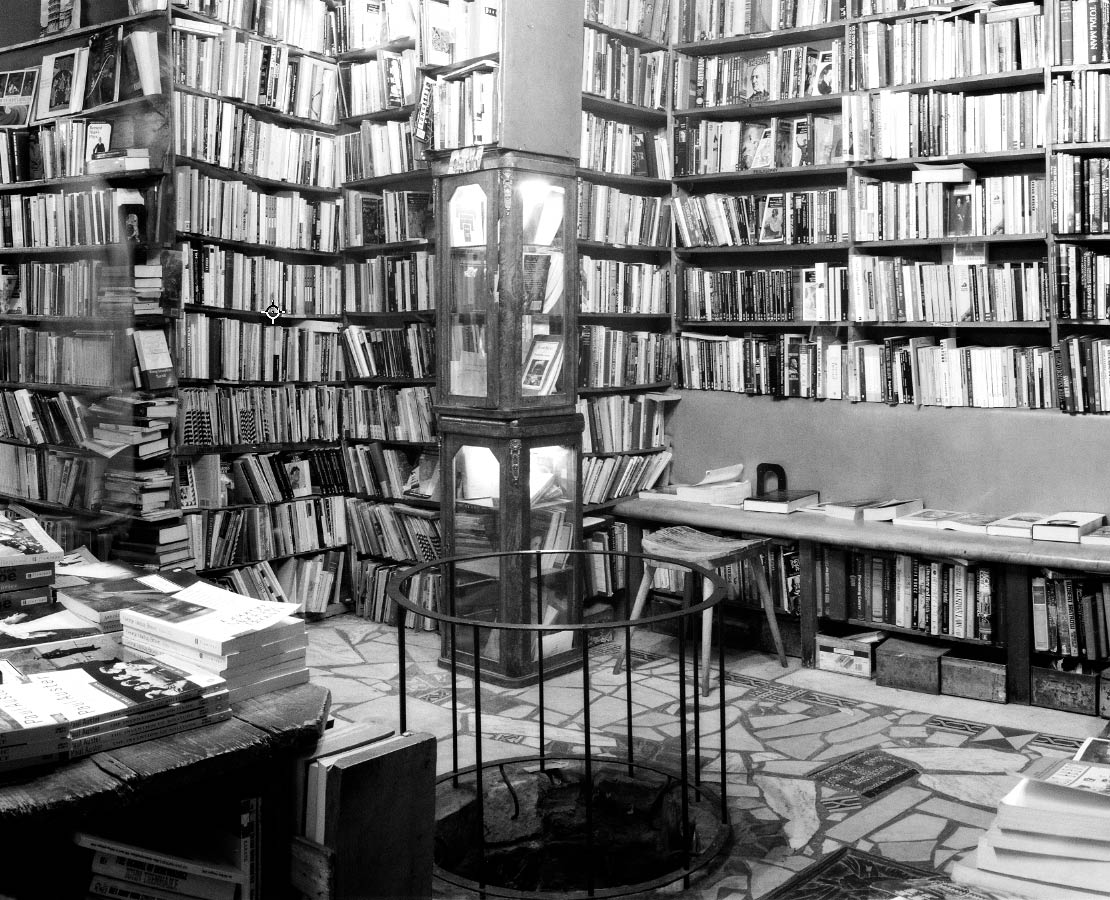 Détail de l'intérieur de la librairie Shakespeare and Co à Paris et son puit central