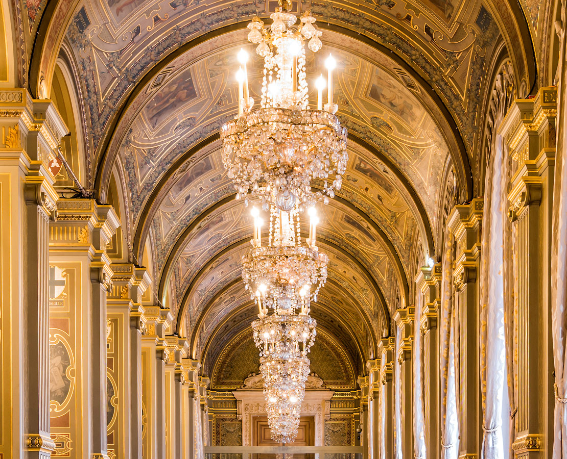 Lustres de la galerie des Arcades de l'Hôtel de Ville de Paris