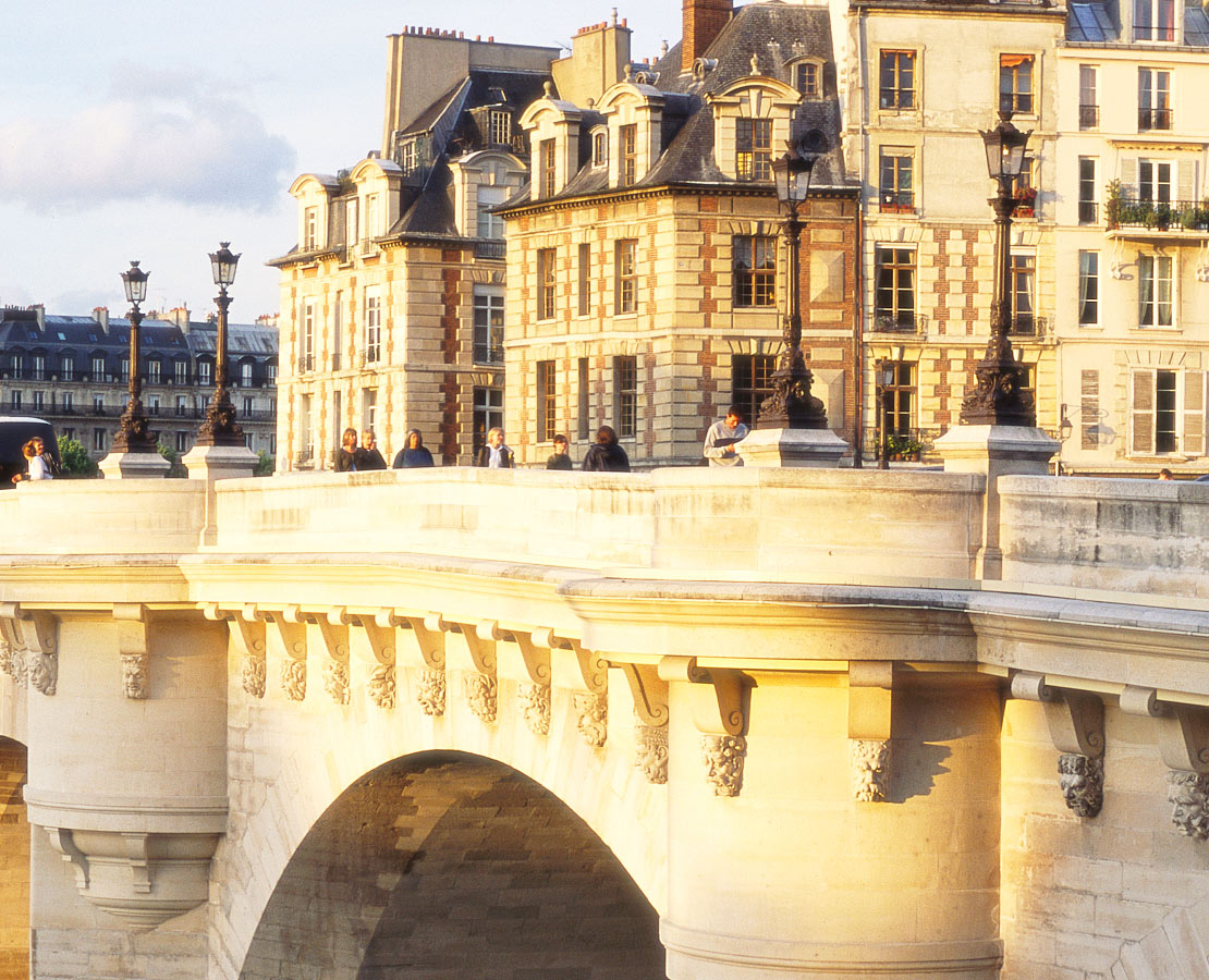 Mascarons et piles du pont Neuf au soleil couchant