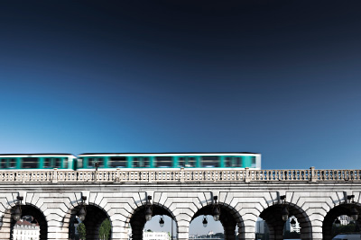 Métro parisien sur le pont de Bercy