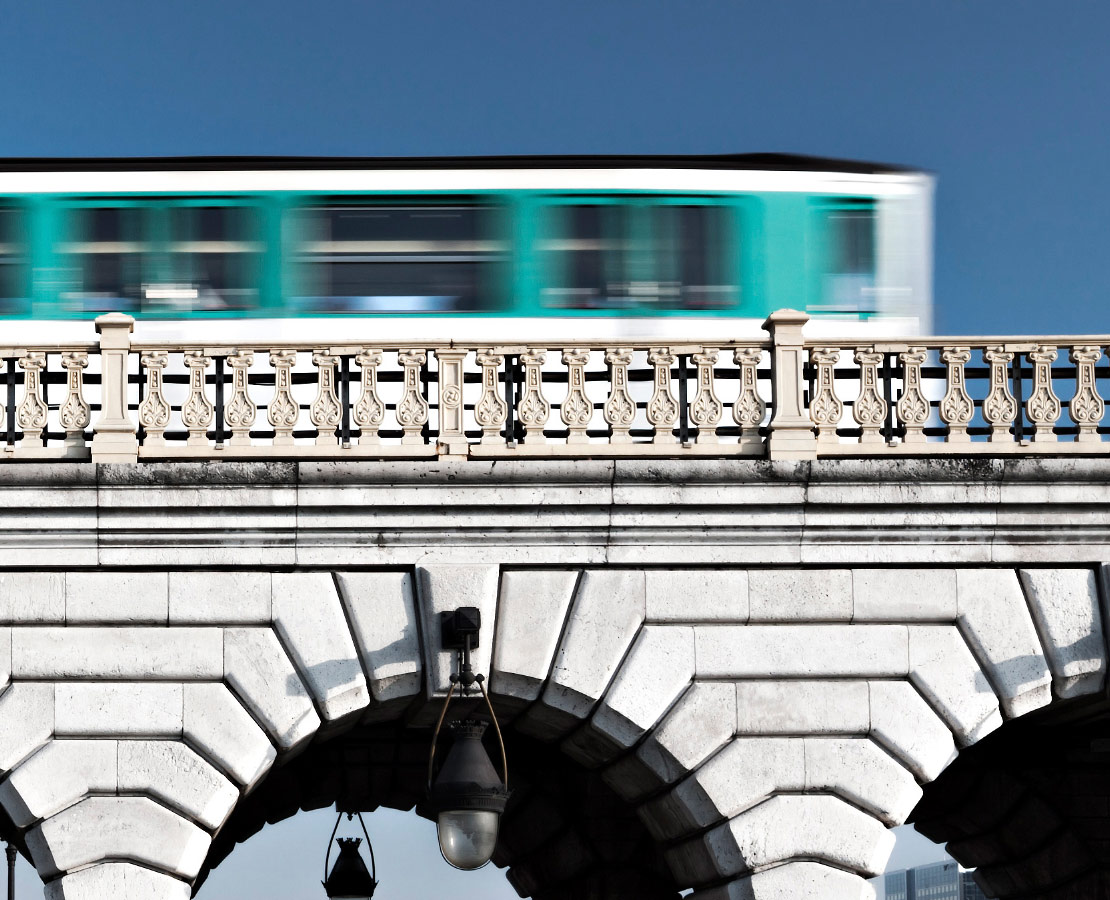 Métro parisien sur le pont de Bercy