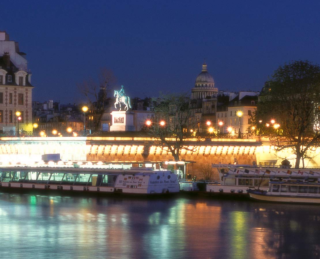 Péniches du pont Neuf à Paris