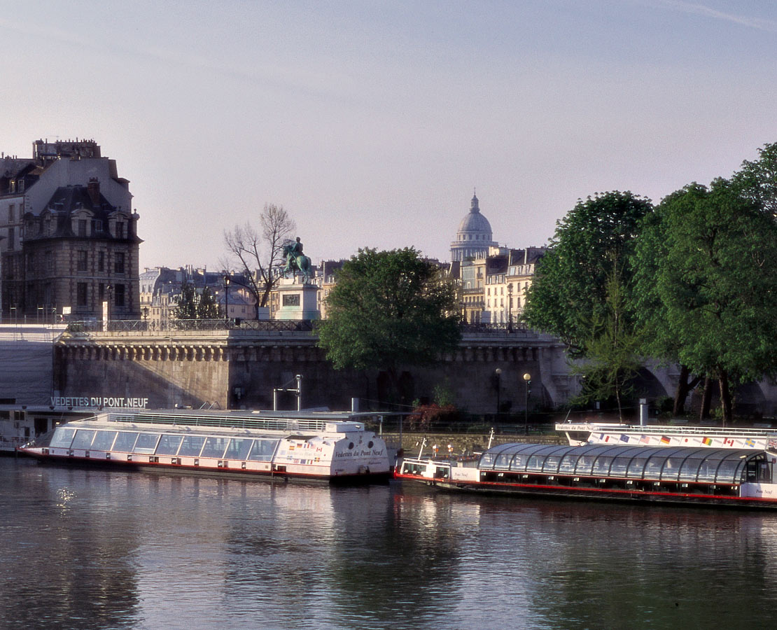 Péniches des Vedettes du Pont Neuf