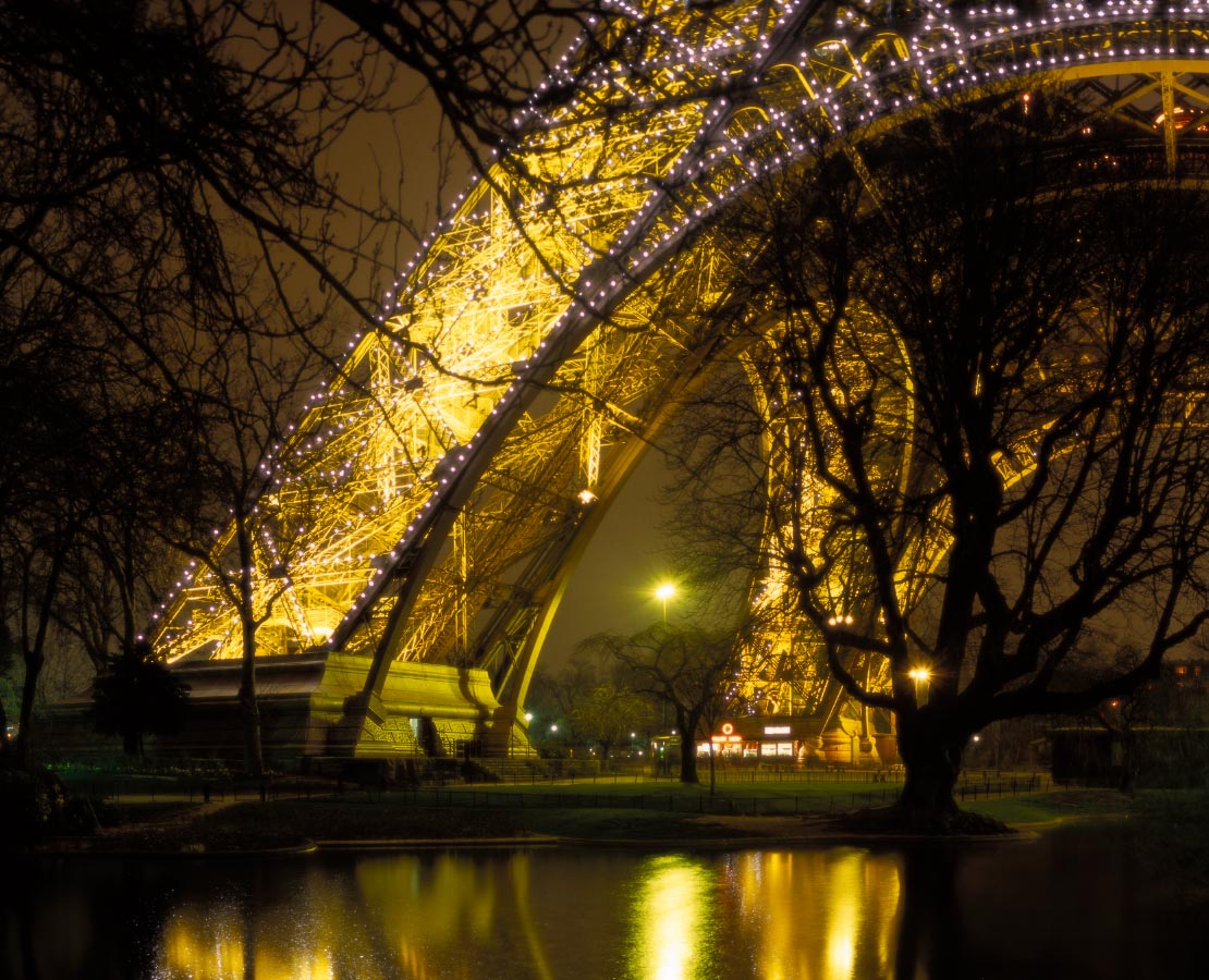 Pied de la tour Eiffel depuis l'allée des Refuzniks