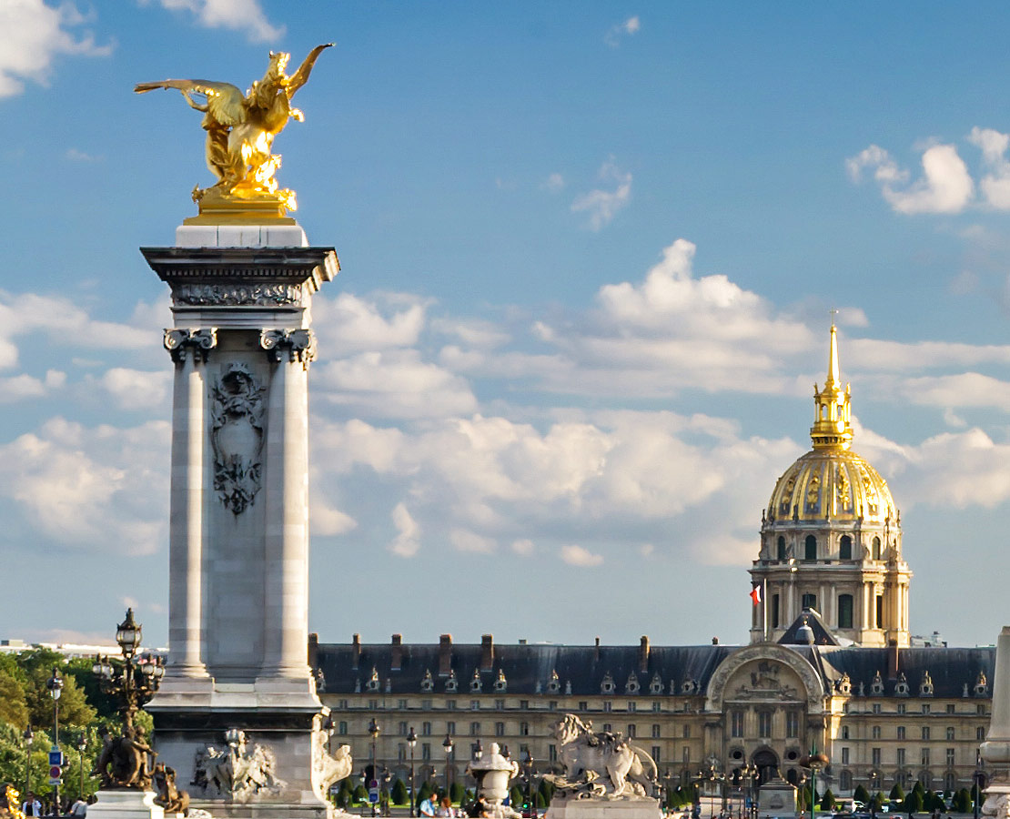 Un des quatre pylônes surmontés d'une Renommée en bronze, ici sur la rive gauche en aval - La France sous Louis XIV - sur le pont Alexandre III, Paris