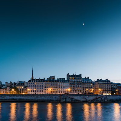 Quai aux fleurs sur L'Ile de la Cité sous la lune