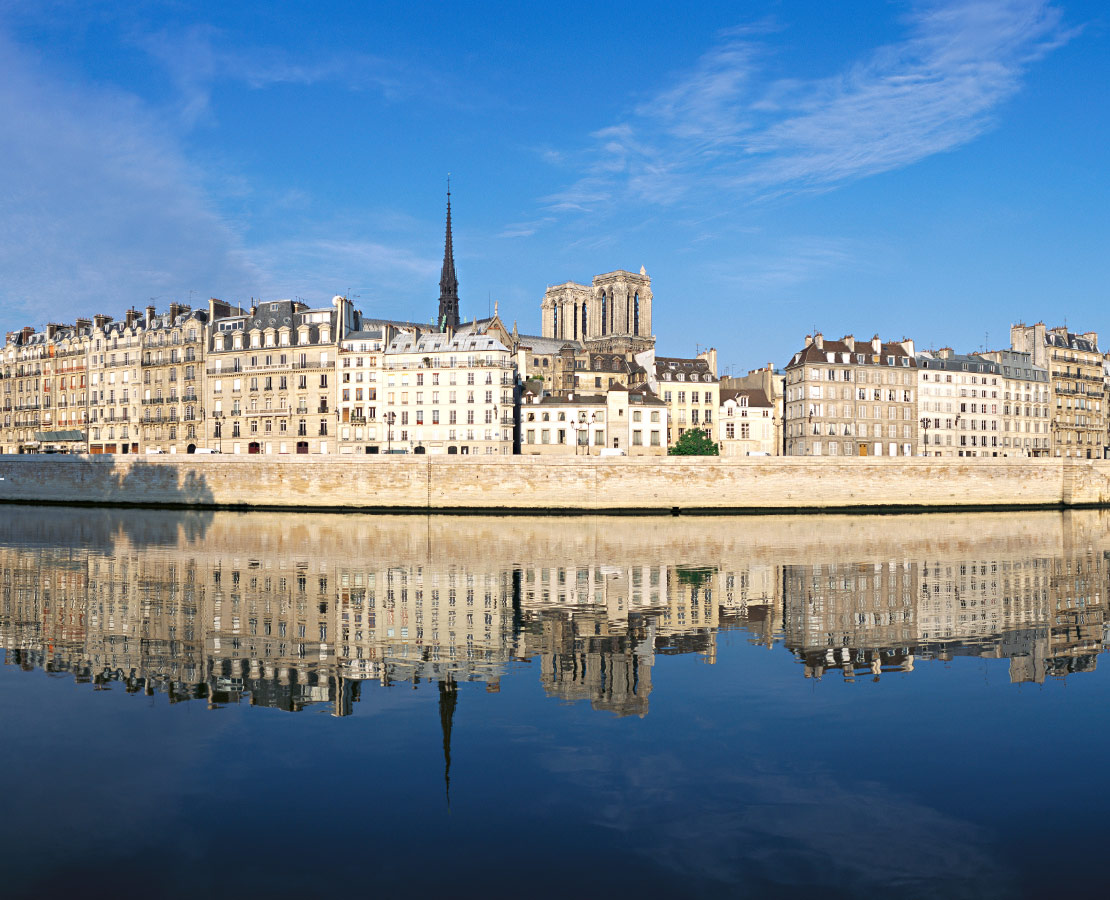 Reflets du quai aux fleurs et de l'Île de la Cité sur la Seine