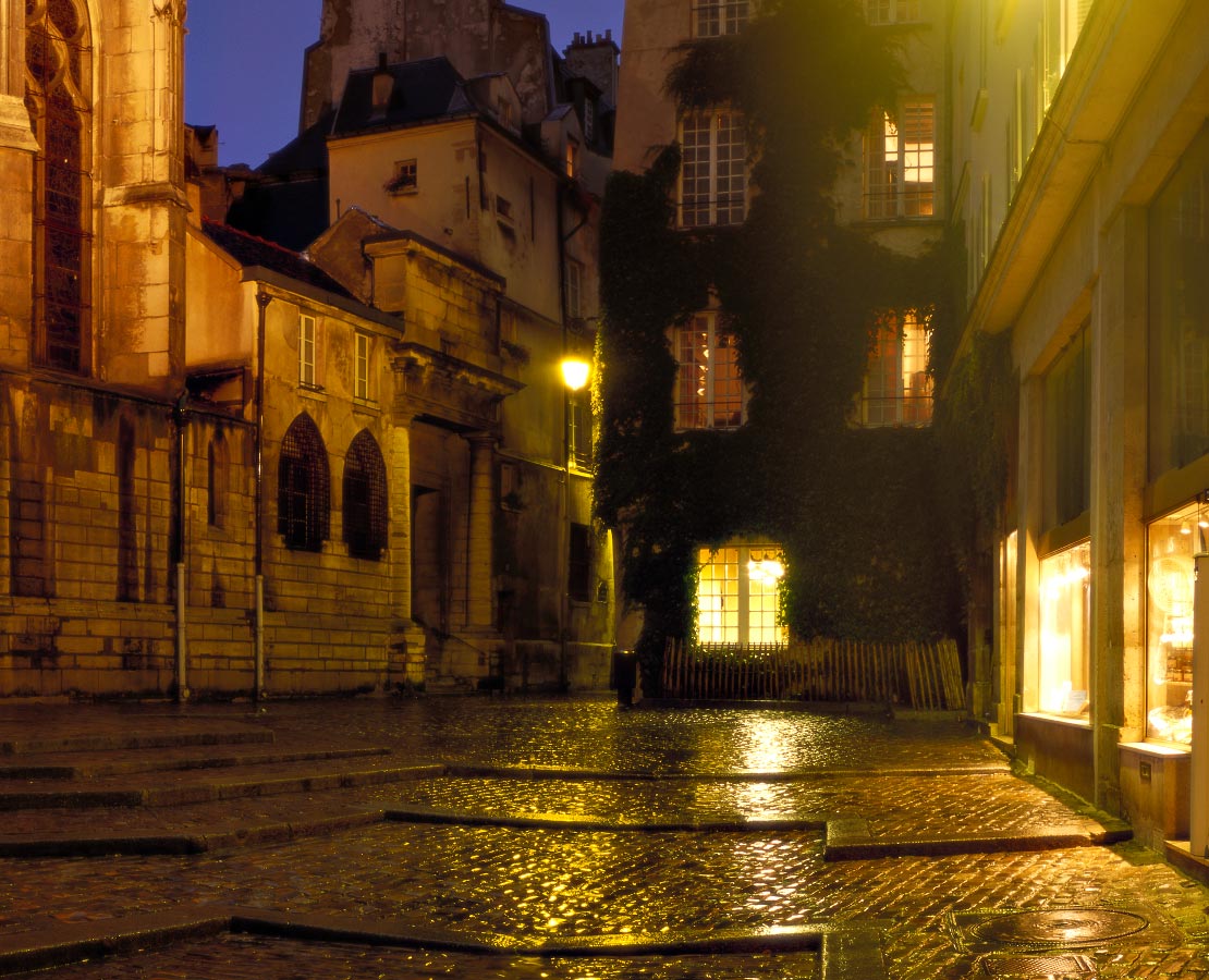 La rue des Barres derrière le chevet de l'église Saint-Gervais-Saint-Protais à Paris