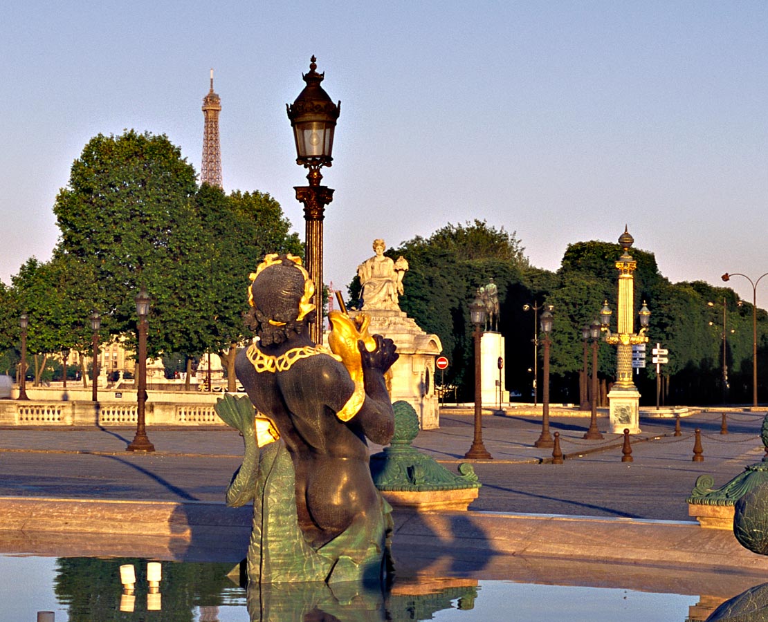 La tour Eiffel depuis une fontaine de la place de la Concorde