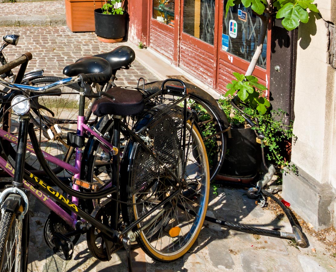 Vélos dans la rue des Barres, juste derrière le chevet de l'église Saint-Gervais-Saint-Protais à Paris
