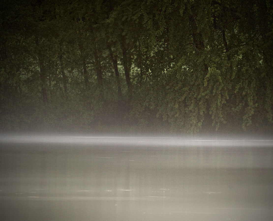 Brume matinale sur le lac de la Cassière, Puy-de-Dôme, Auvergne