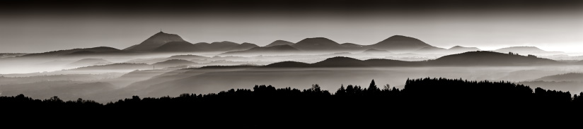 La chaîne des Puys et les volcans d'Auvergne en noir et blanc