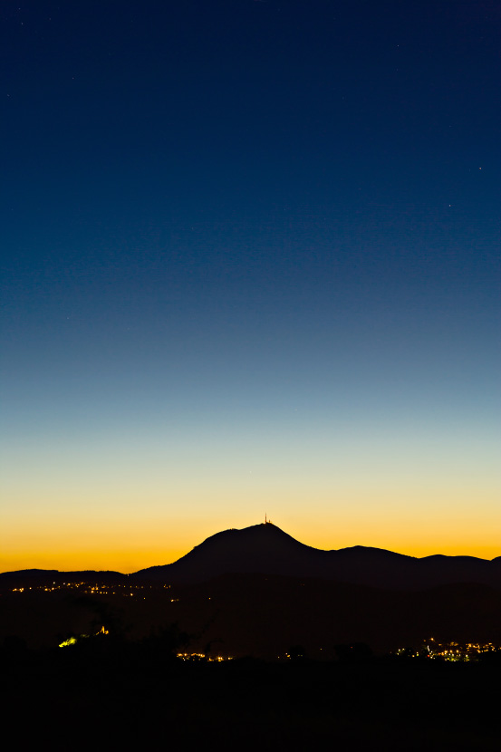 Le Puy-de-Dôme dans les lueurs du crépuscule