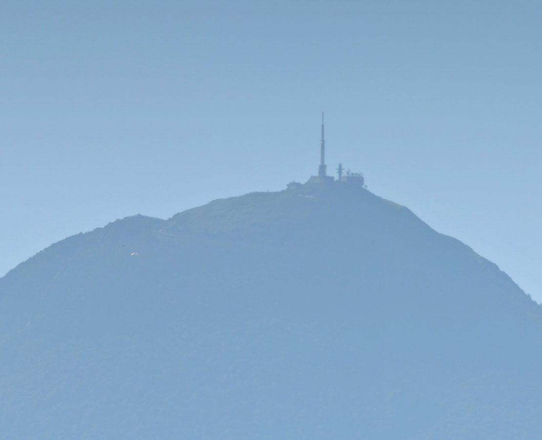 Détail du sommet du Puy-de-Dôme et son antenne - Chaîne des Puys