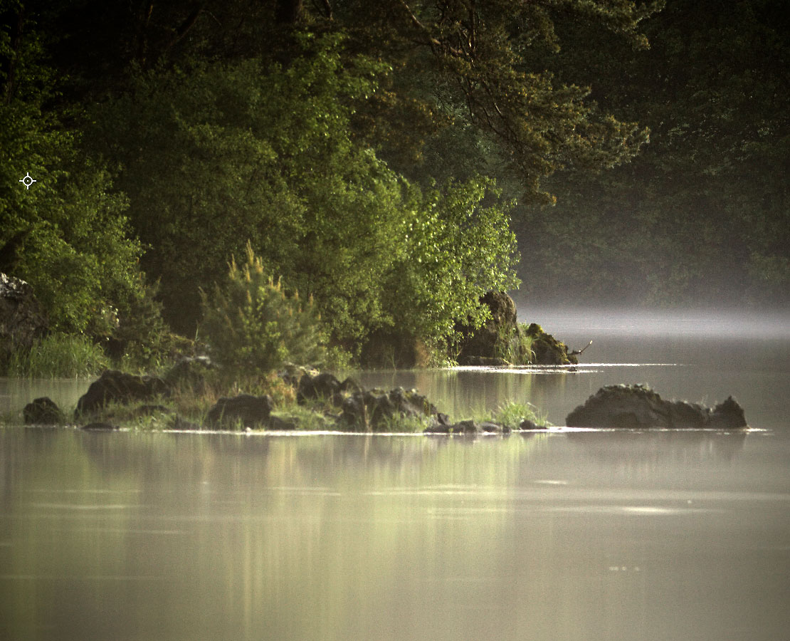 Le lac de la Cassière dans la brume, Puy-de-Dôme, Auvergne