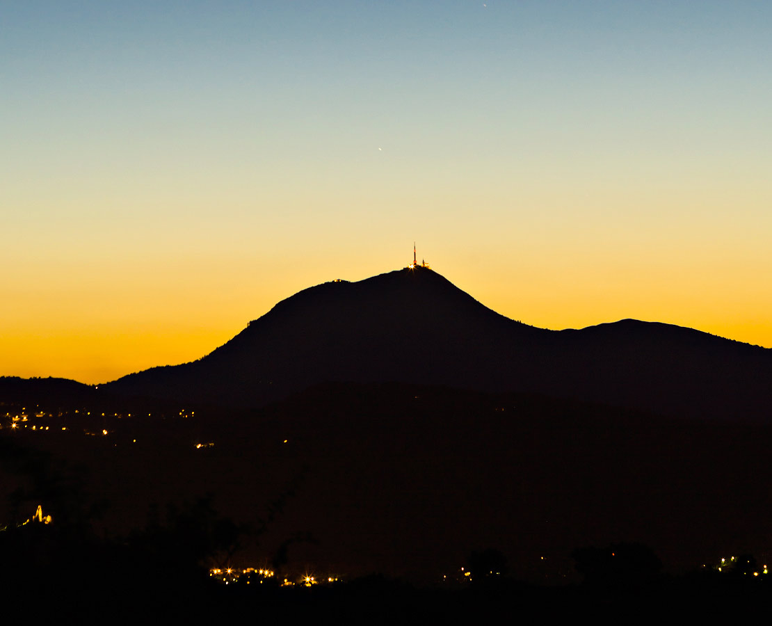 Le sommet du Puy-de-Dôme en ombre chinoise dans les belles lueurs du crépuscule depuis le plateau de Gergovie