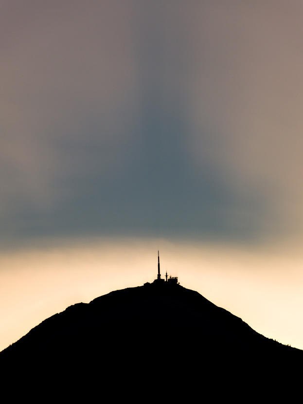 Le Puy-de-Dôme projète son ombre sur les nuages