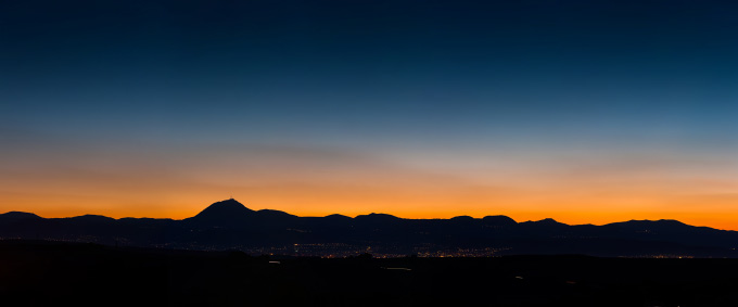 La chaîne des Puys et le Puy-de-Dôme au crépuscule