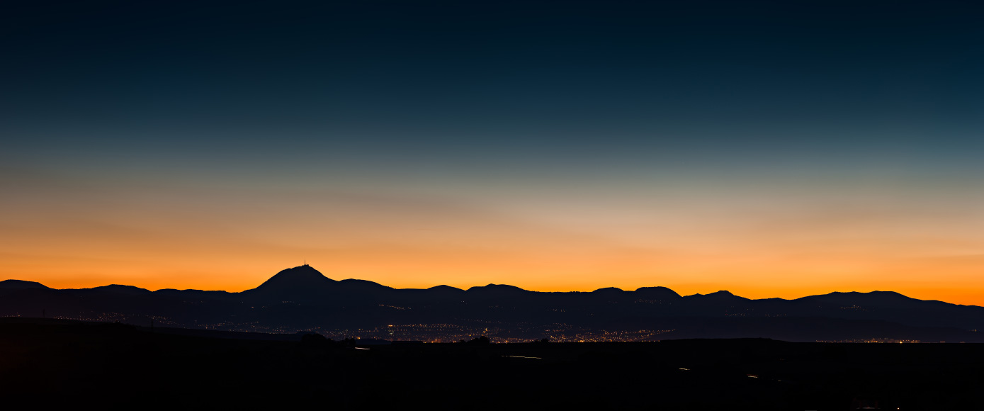 La chaîne des Puys et le Puy-de-Dôme au crépuscule