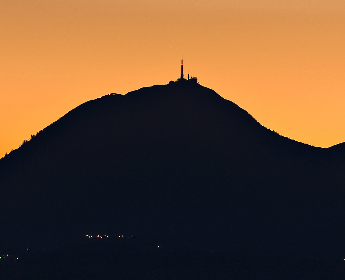 Détail sur le Puy-de-Dôme dans les limbes crépusculaires - Puy-de-Dôme, Auvergne