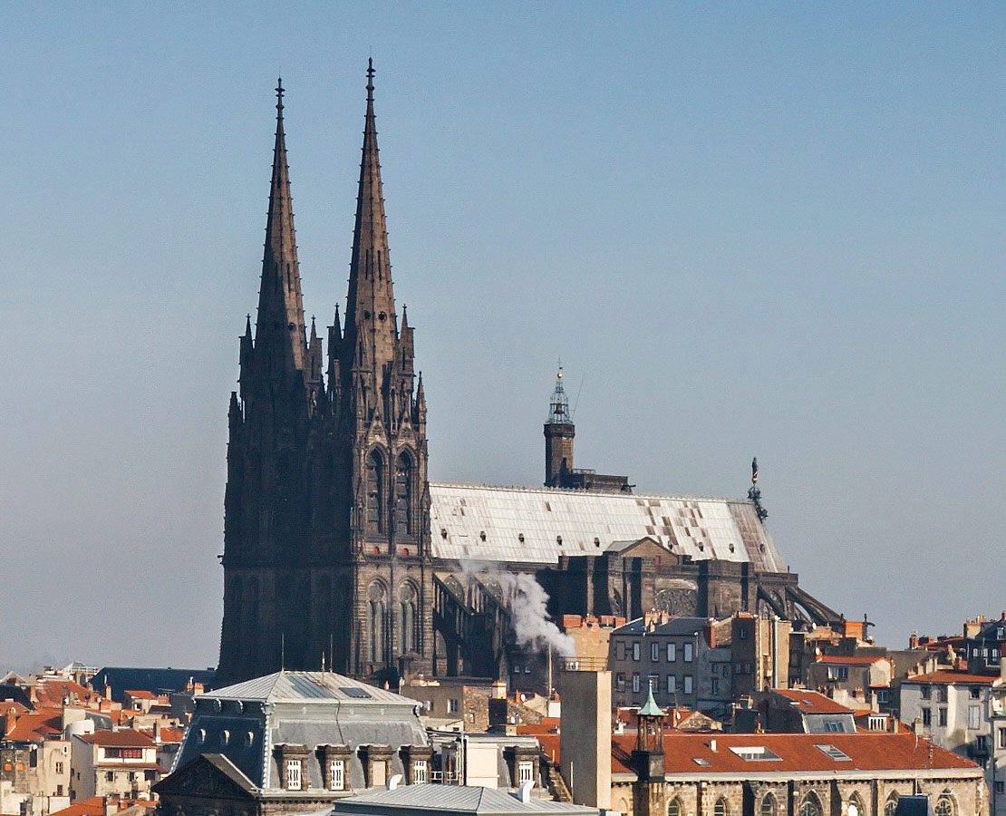 La cathédrale de Clermont-Ferrrand et la tour de la Bayette