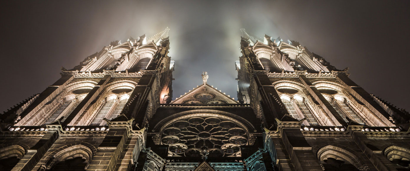 Clochers de la cathédrale de Clermont-Ferrand dans le brouillard