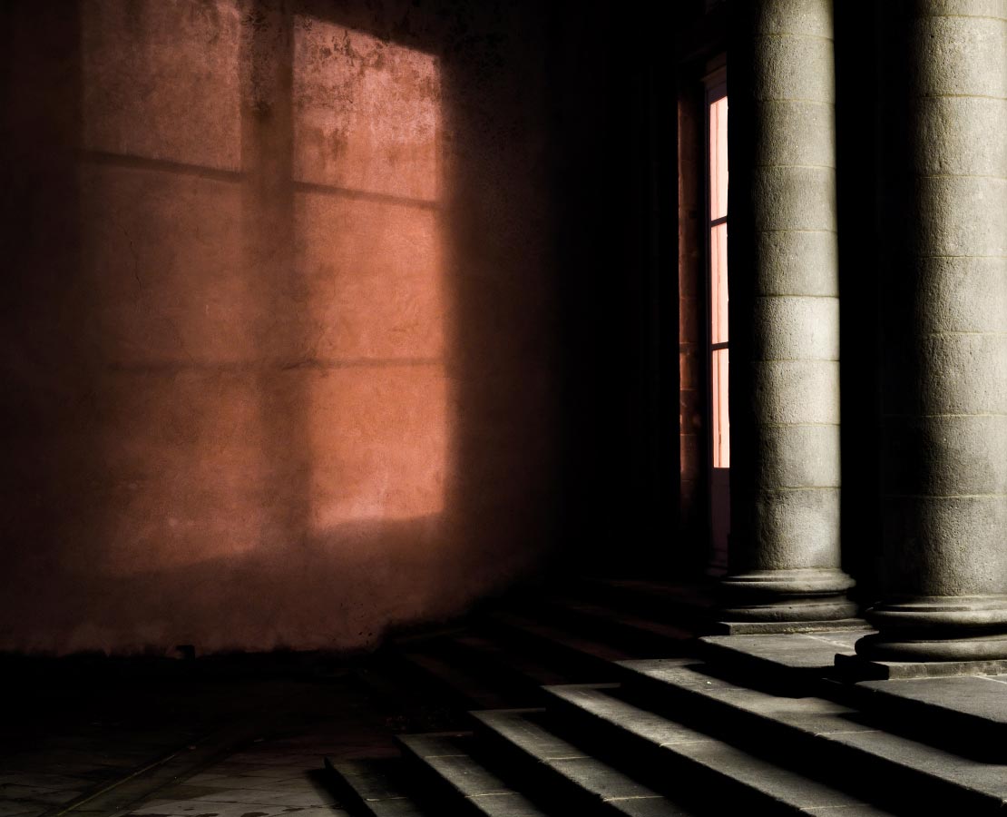 Colonnes et escalier de la cour arrière de l'Hôtel de Chazerat à Clermont-Ferrand