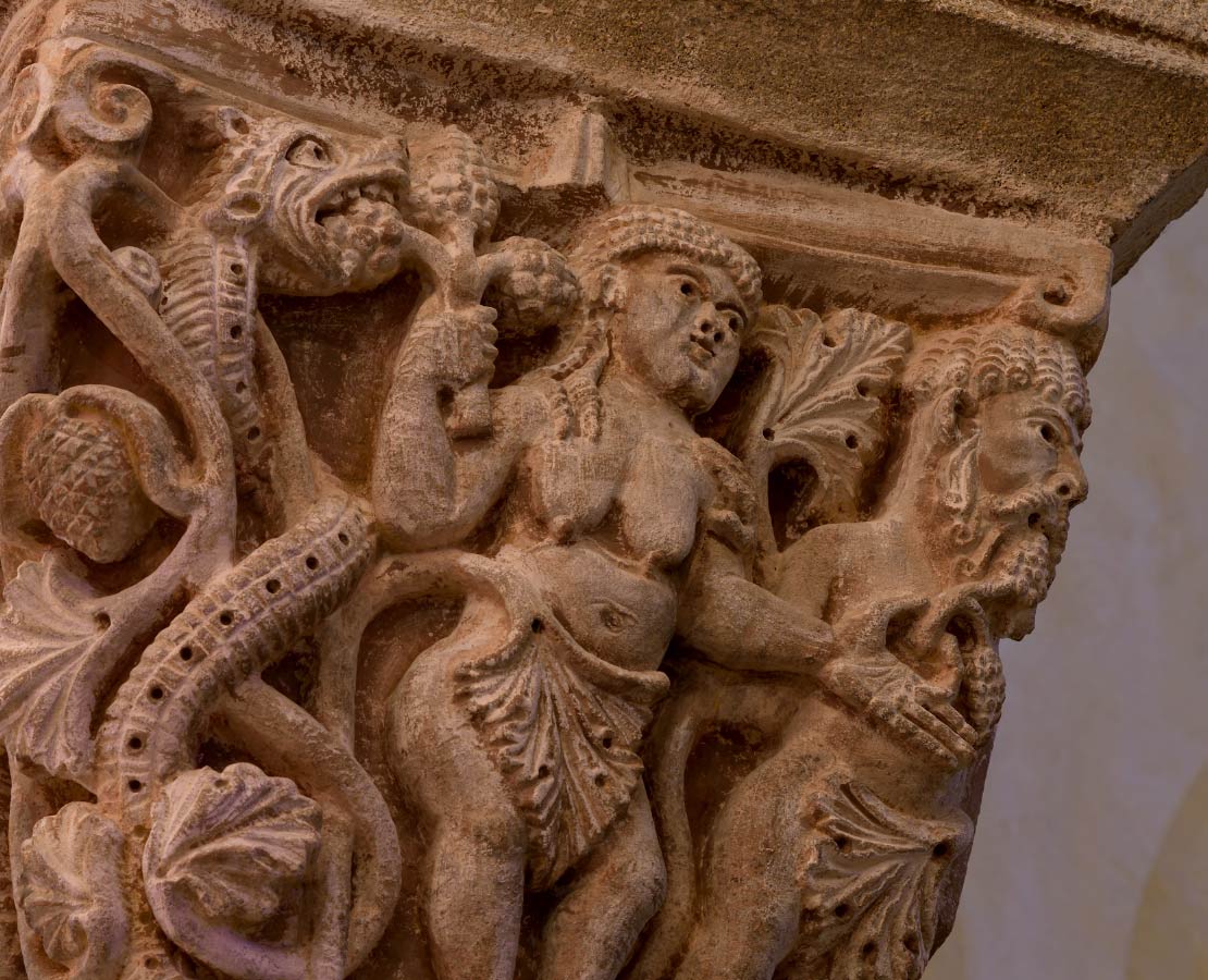 Chapiteau du Péché Originel dans le chœur de l'église Notre-Dame-du-Port de Clermont-Ferrand