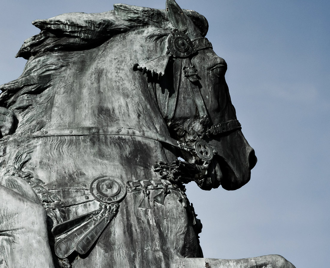 Détail de la statue de Vercingétorix sur la place de Jaude à Clermont-Ferrand : le cheval de Vercingétorix