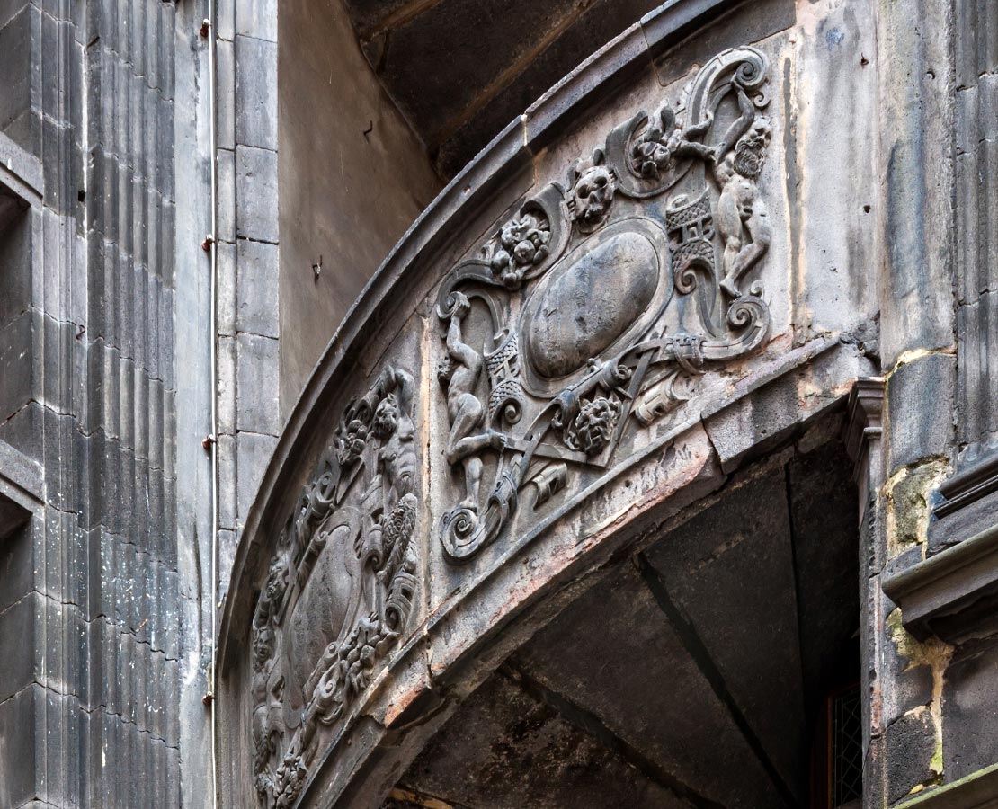 Détail de l'escalier extérieur de l'Hôtel de Fontfreyde à Clermont-Ferrand