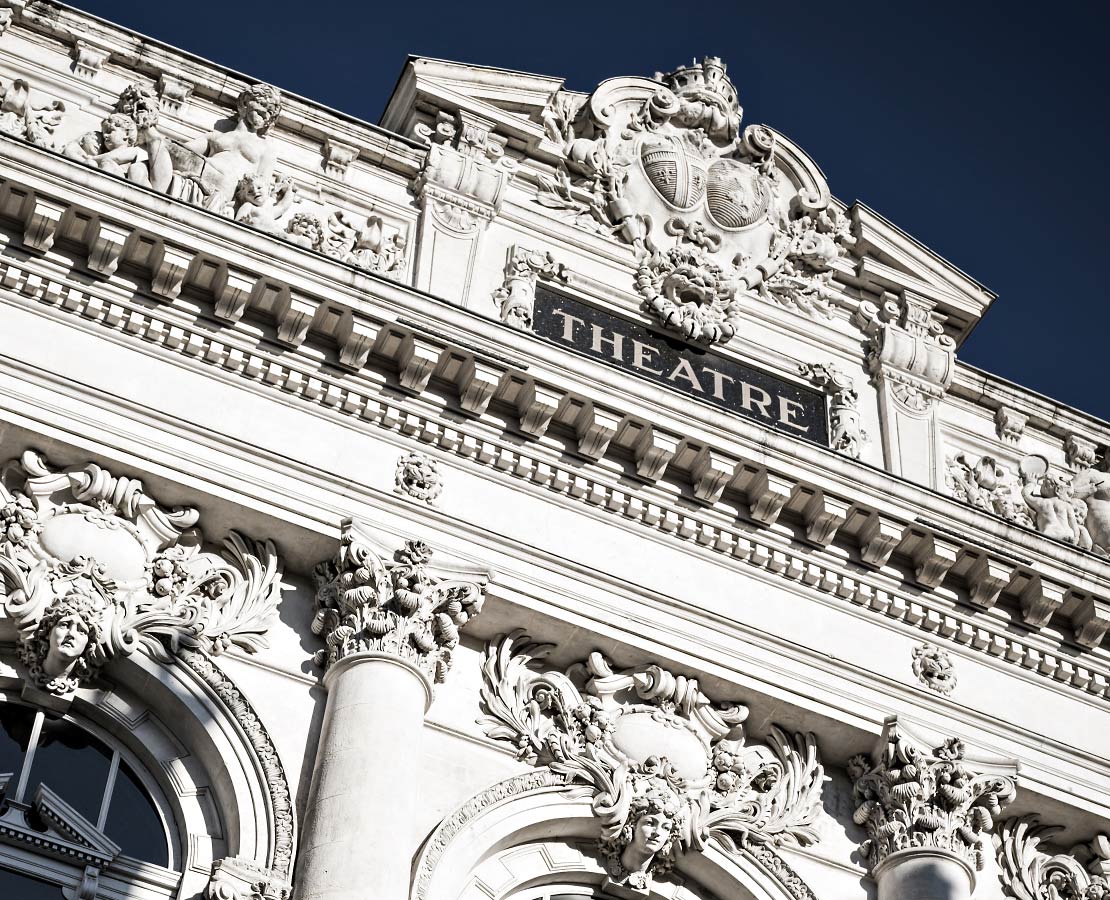 Détail de la façade du théâtre de Clermont-Ferrand