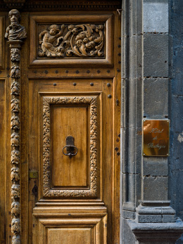 Porte de l'Hôtel de Ribeyre, rue du Port à Clermont-Ferrand