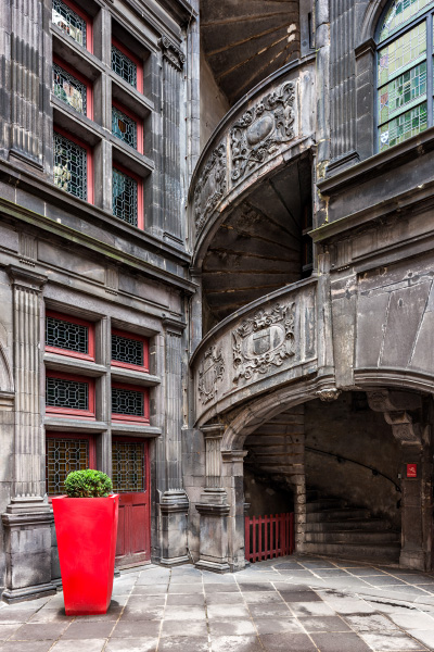 Escalier extérieur de l'Hôtel Fontfreyde à Clermont-Ferrand