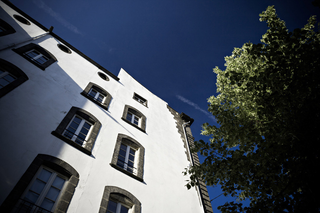 façade d'immeuble blanc à Clermont-Ferrand un matin ensoleillé - Photo de Clermont-Ferrand