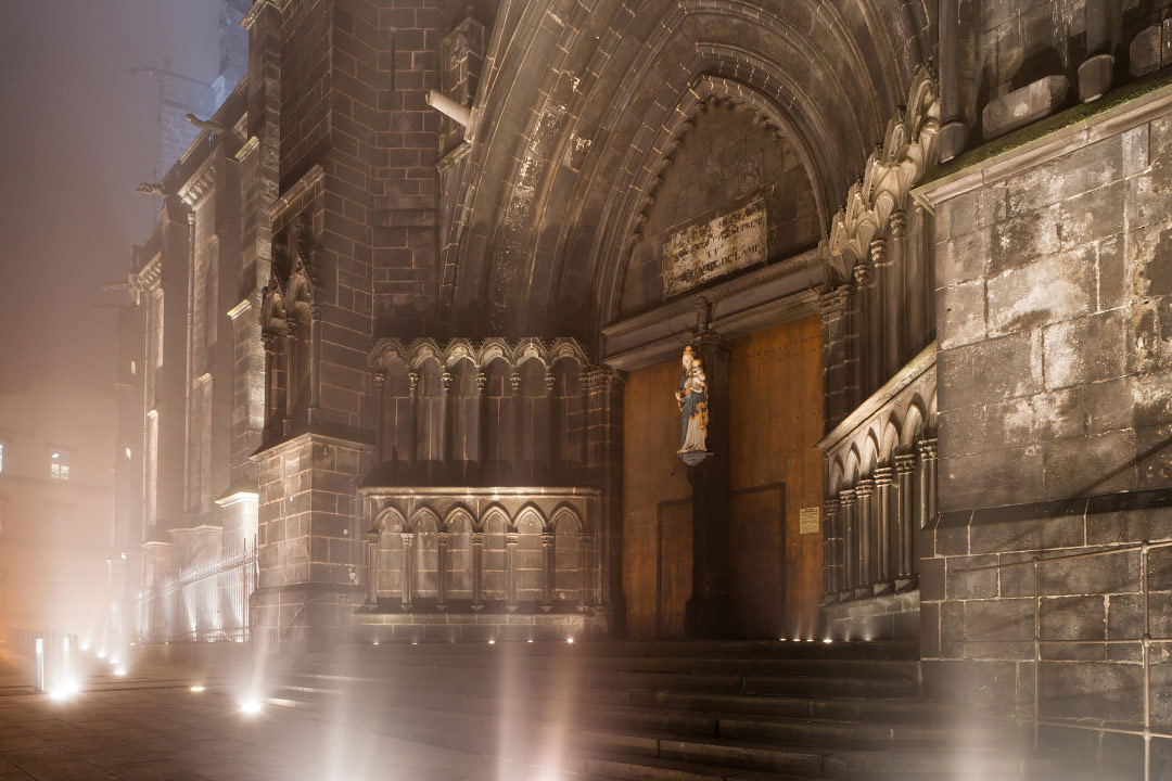 Portail nord de la cathédrale de Clermont-Ferrand dans le brouillard