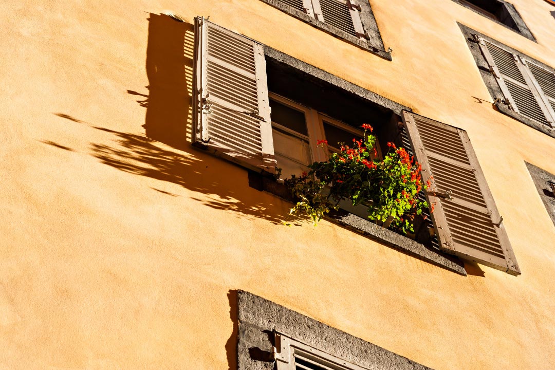 Façade ocre dans le vieux Clermont-Ferrand