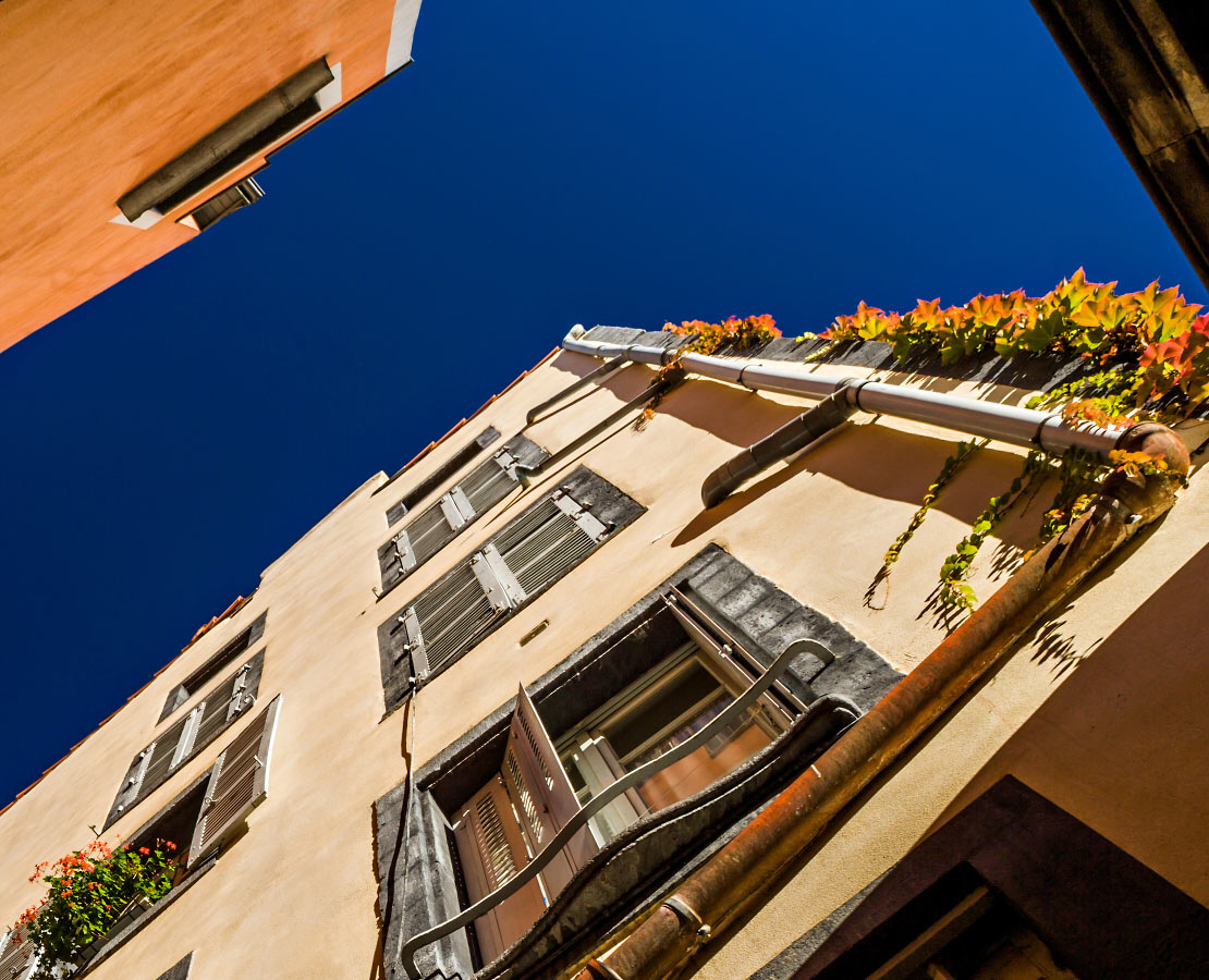 Détail de façades colorées d'immeubles dans le centre historique de Clermont-Ferrand