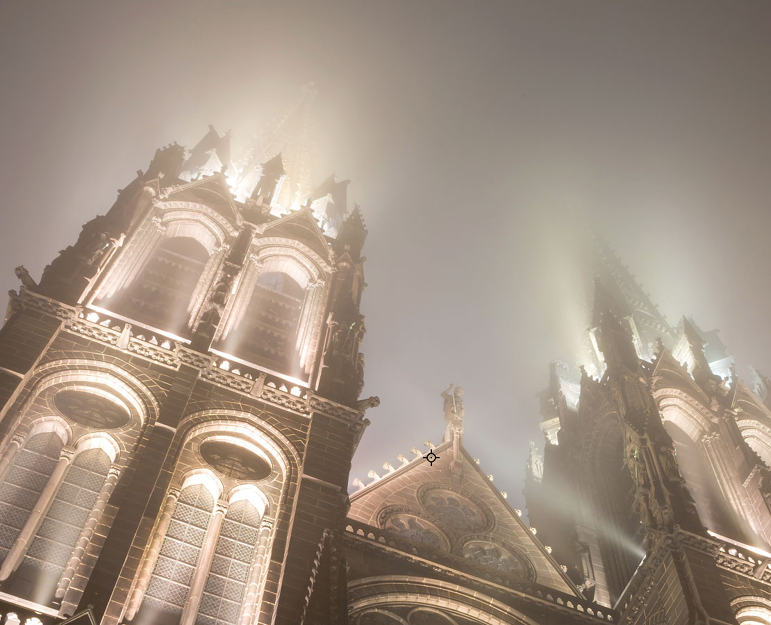 Flèches de la cathédrale Notre-Dame-de-l'Assomption de Clermont-Ferrand dans le brouillard