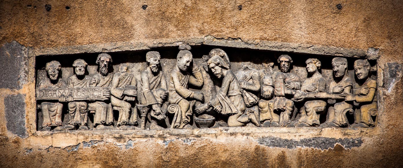 Linteau du Lavement de pieds des Apôtres par le Christ de la rue des Gras à Clermont-Ferrand