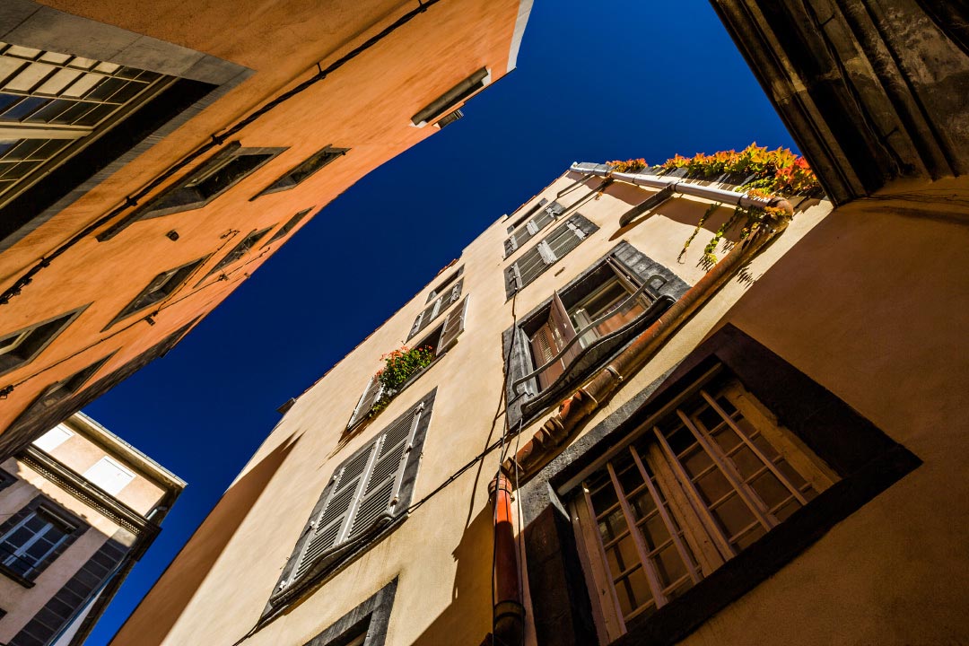 façades de murs colorés dans le centre historique de Clermont-Ferrand