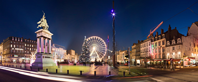 La place de Jaude à Noël au crépuscule