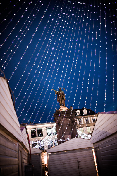 Place de la Victoire et la Statue d'Urbain II derrière les guirlandes à Noël - Clermont-Ferrand